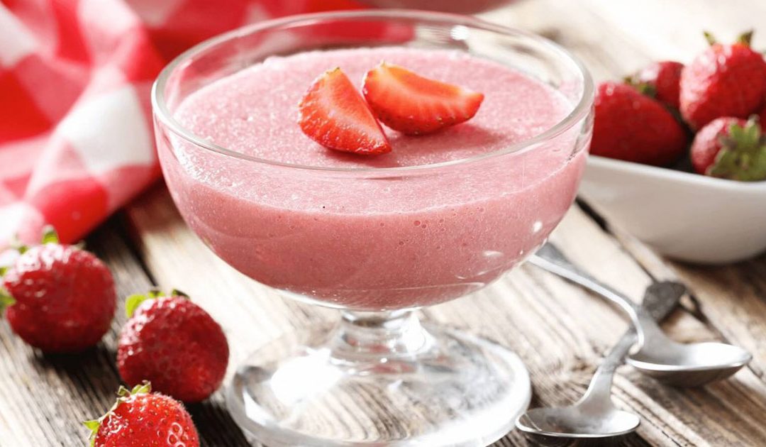 Mousse de iogurte e morango, uma sobremesa fresca e saudável