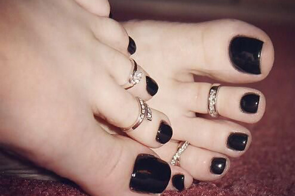 Qual é a cor de verniz que deve usar nas unhas dos pés- Preto