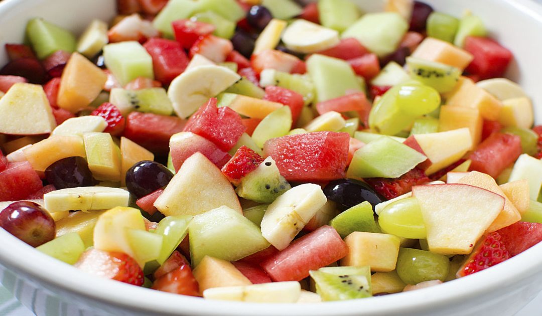 Deliciosa salada de fruta, uma sobremesa saudável e pouco calórica