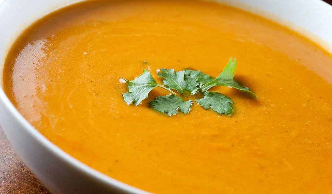 Sopa fria de abóbora e cenoura, ideal para os dias quentes